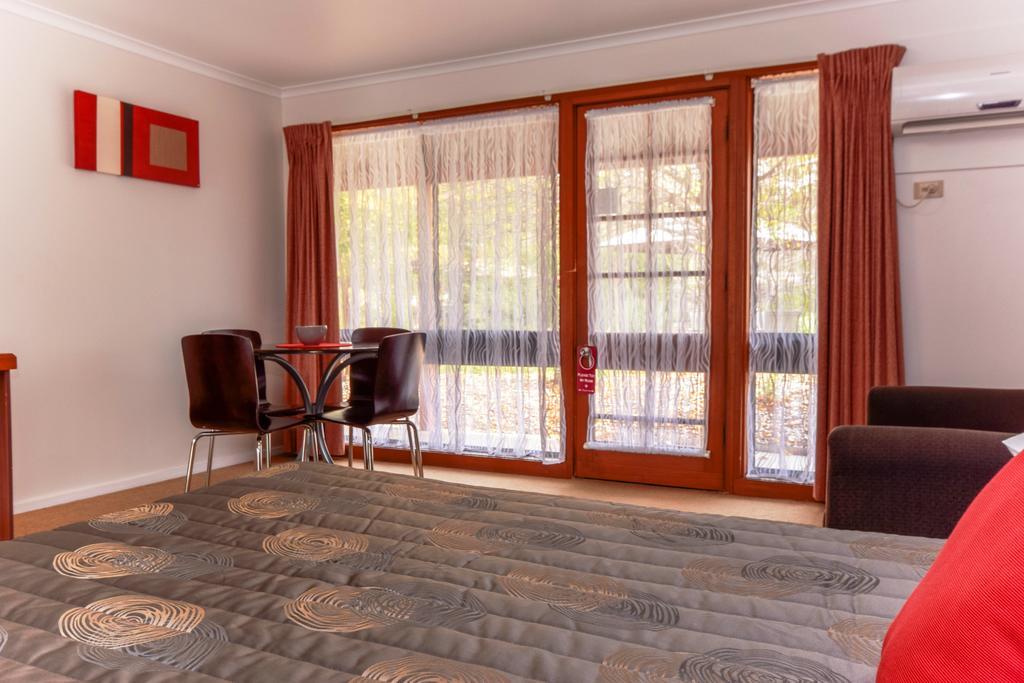 River Country Inn (Adults Only) Moama Ruang foto