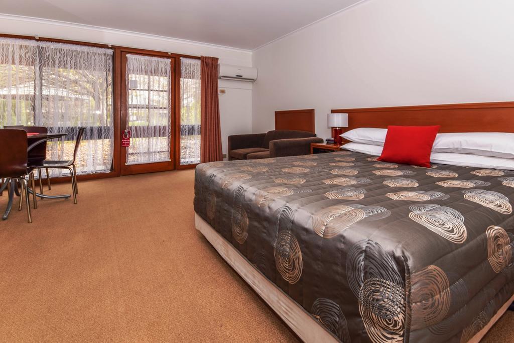 River Country Inn (Adults Only) Moama Ruang foto