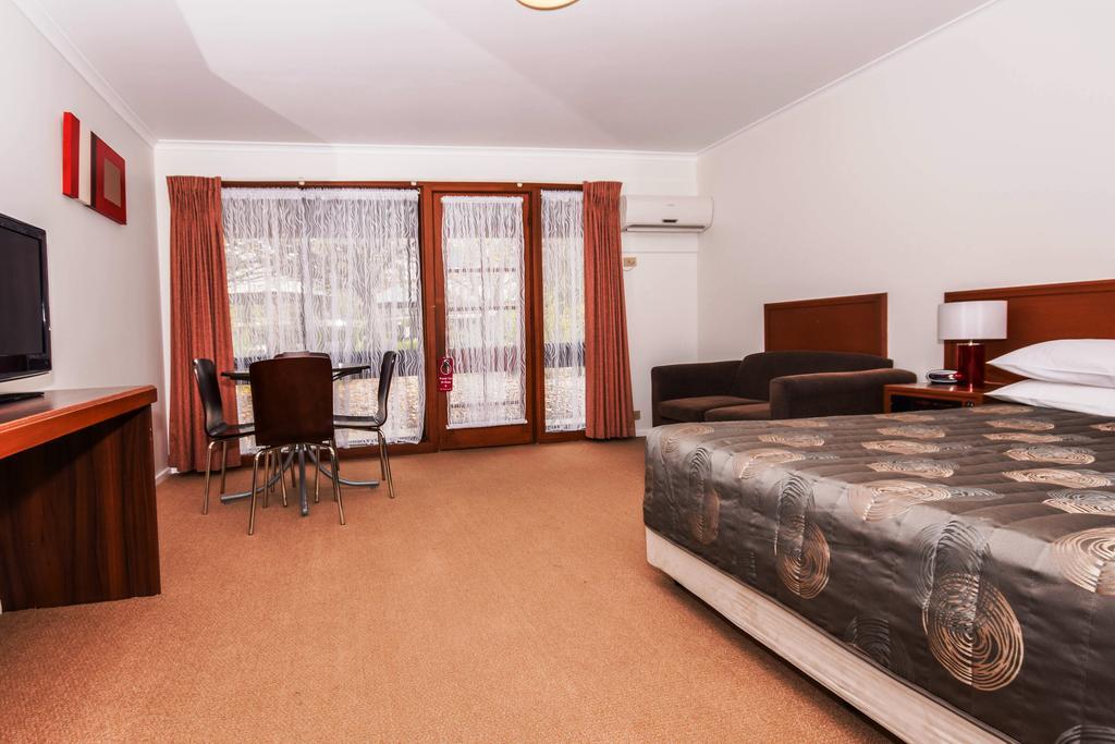 River Country Inn (Adults Only) Moama Ruang foto