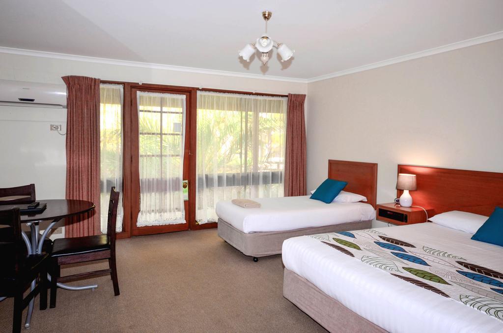River Country Inn (Adults Only) Moama Ruang foto