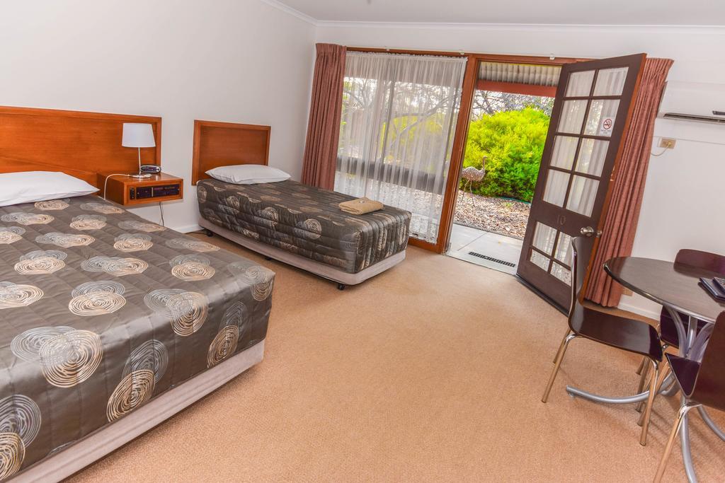 River Country Inn (Adults Only) Moama Ruang foto