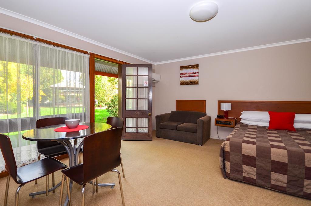 River Country Inn (Adults Only) Moama Ruang foto